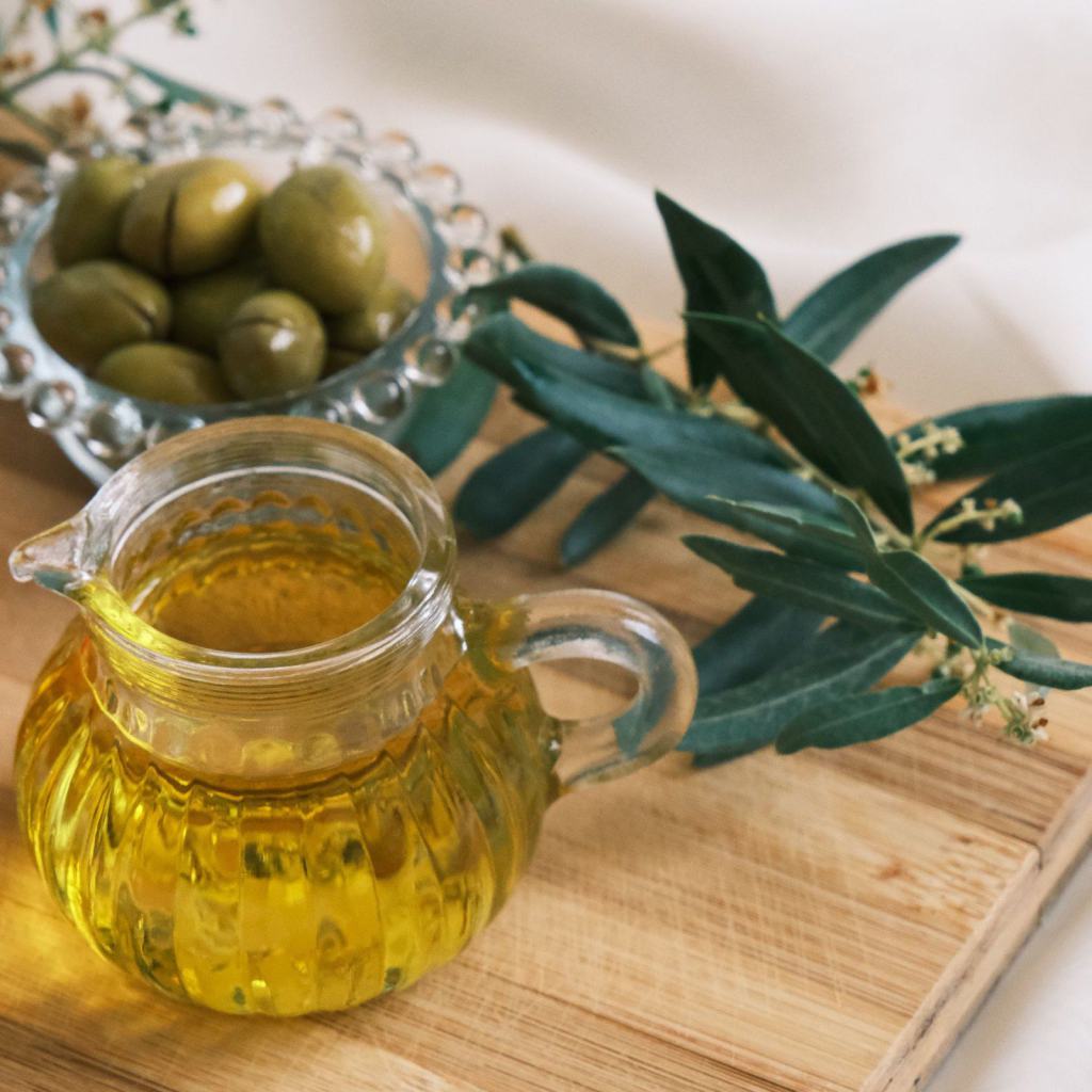 Petit pichet d'huile d'olive et coupelle d'olives vertes pour une dégustation